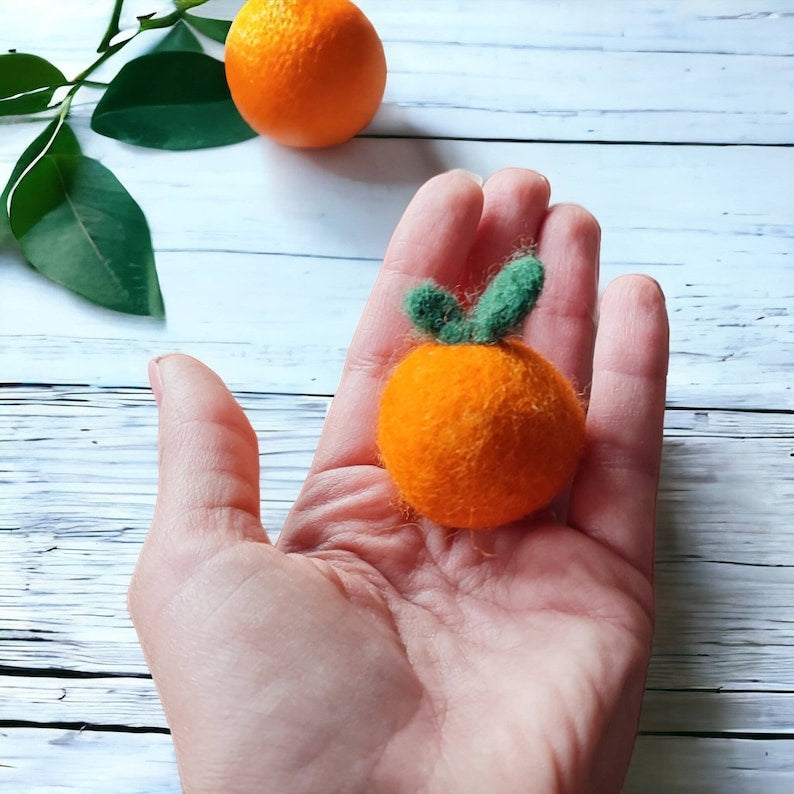 Orangen aus Filz – Miniatur gefilzte Frucht, Handarbeit aus Wolle, 4 cm, Orange