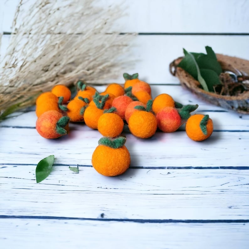 Orangen aus Filz – Miniatur gefilzte Frucht, Handarbeit aus Wolle, 4 cm, Orange
