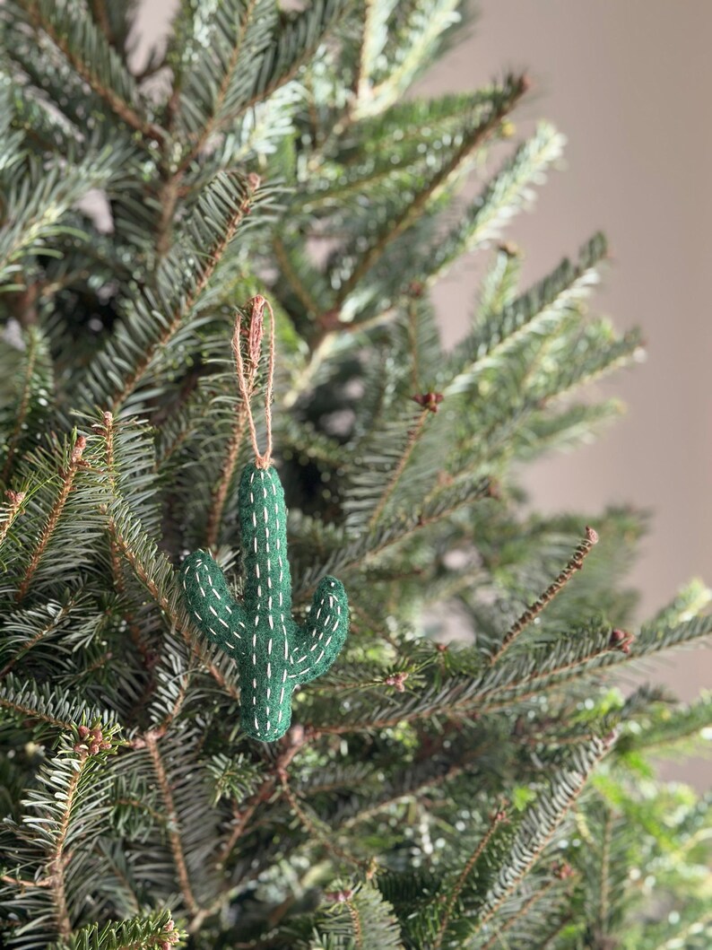 Handgenähter Wollfilz-Kaktus-Weihnachtsschmuck mit Hanfschnur, 3 x 1 x 4 Zoll, Wüstendekor