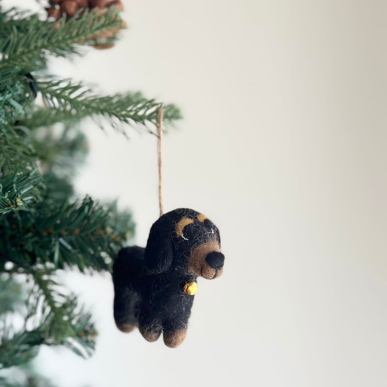 Filz Dackel Weihnachtsverzierung, handgefertigter Baumschmuck aus Wolle, 4 Zoll