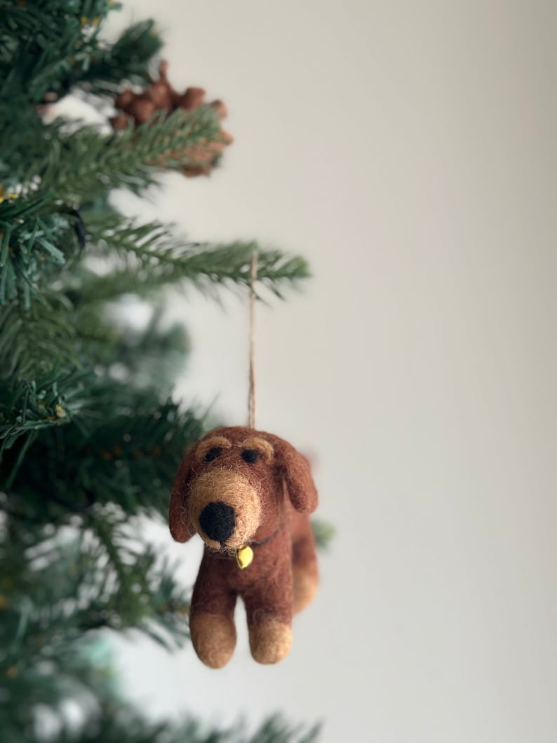 Filz Dackel Weihnachtsverzierung, handgefertigter Baumschmuck aus Wolle, 4 Zoll