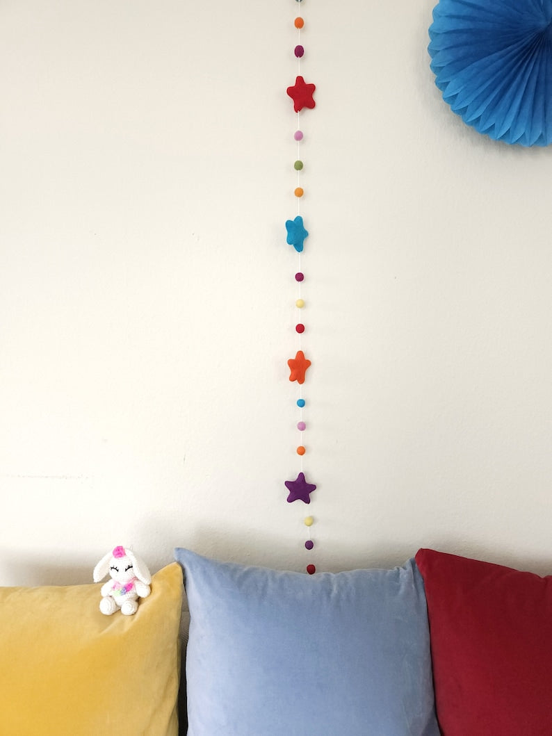 Filz Girlande mit Sternen und Kugeln Regenbogen Farben 1.5 Meter