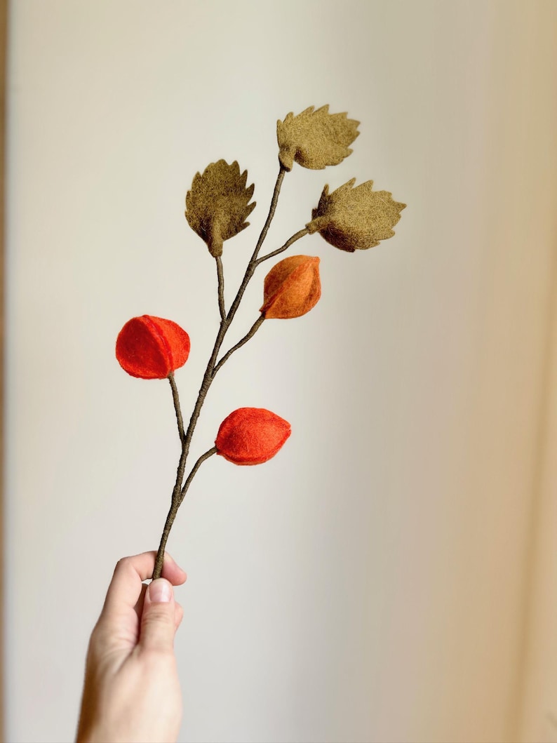 Orange Physalis Zweig handgefilzt 48cm Dekoration
