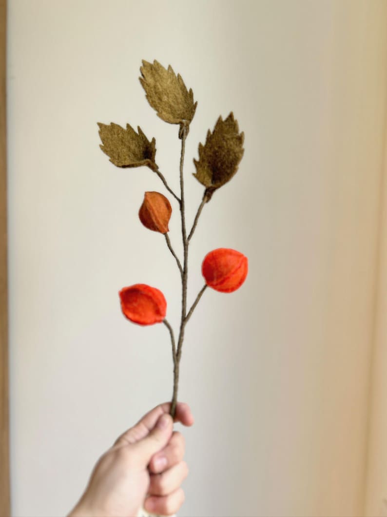 Orange Physalis Zweig handgefilzt 48cm Dekoration