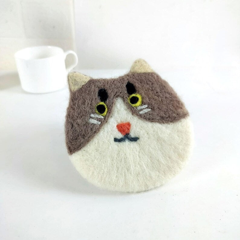 Handgefilzte Kitty Katzen Untersetzer aus Wollfilz, Cats Mug Rug, 11-12 cm