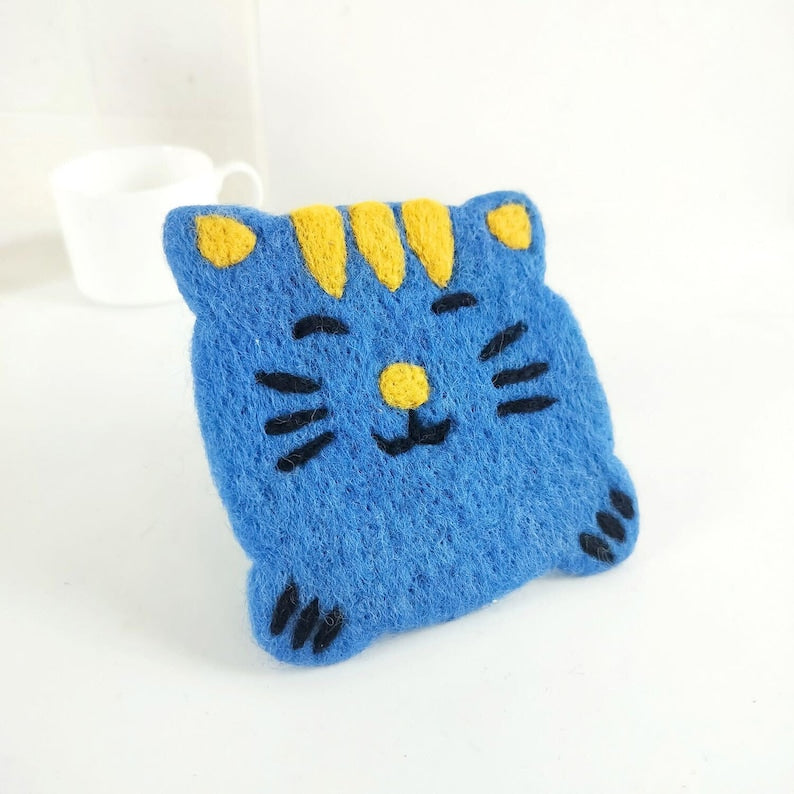 Handgefilzte Kitty Katzen Untersetzer aus Wollfilz, Cats Mug Rug, 11-12 cm