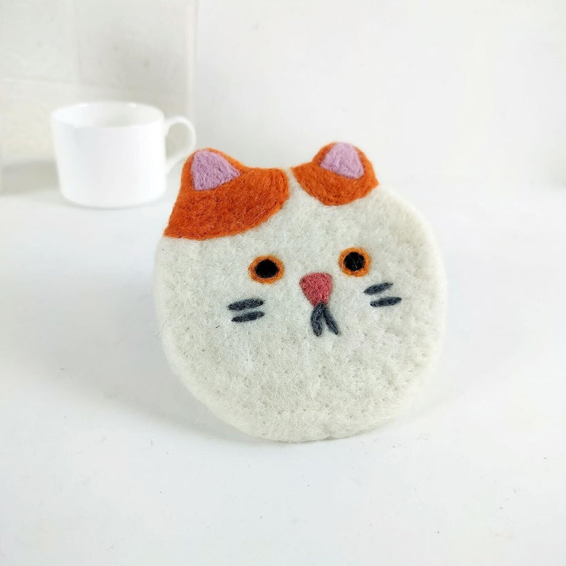Handgefilzte Kitty Katzen Untersetzer aus Wollfilz, Cats Mug Rug, 11-12 cm