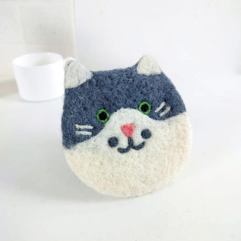 Handgefilzte Kitty Katzen Untersetzer aus Wollfilz, Cats Mug Rug, 11-12 cm