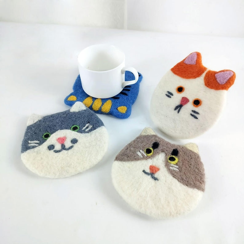 Handgefilzte Kitty Katzen Untersetzer aus Wollfilz, Cats Mug Rug, 11-12 cm
