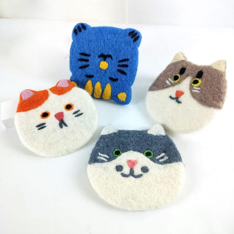 Handgefilzte Kitty Katzen Untersetzer aus Wollfilz, Cats Mug Rug, 11-12 cm