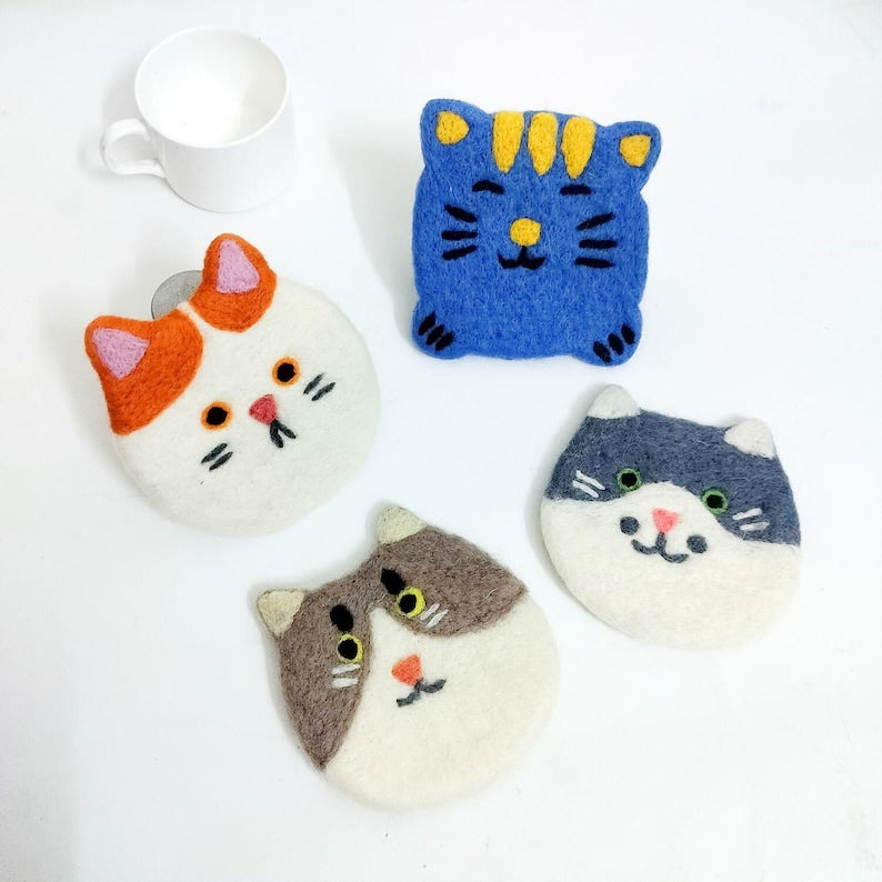 Handgefilzte Kitty Katzen Untersetzer aus Wollfilz, Cats Mug Rug, 11-12 cm