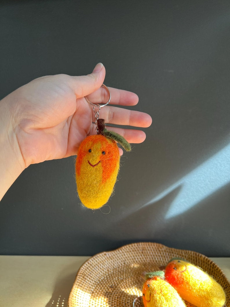 Lächelnder Mango Schlüsselanhänger, Obst Taschenanhänger, 6x3 cm, Handgefilzt