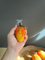 Lächelnder Mango Schlüsselanhänger, Obst Taschenanhänger, 6x3 cm, Handgefilzt