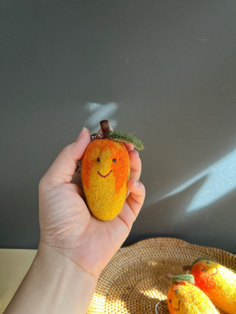 Lächelnder Mango Schlüsselanhänger, Obst Taschenanhänger, 6x3 cm, Handgefilzt