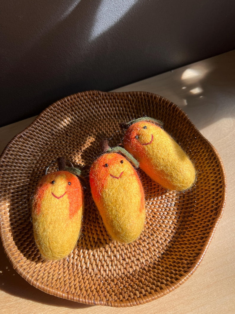Lächelnder Mango Schlüsselanhänger, Obst Taschenanhänger, 6x3 cm, Handgefilzt