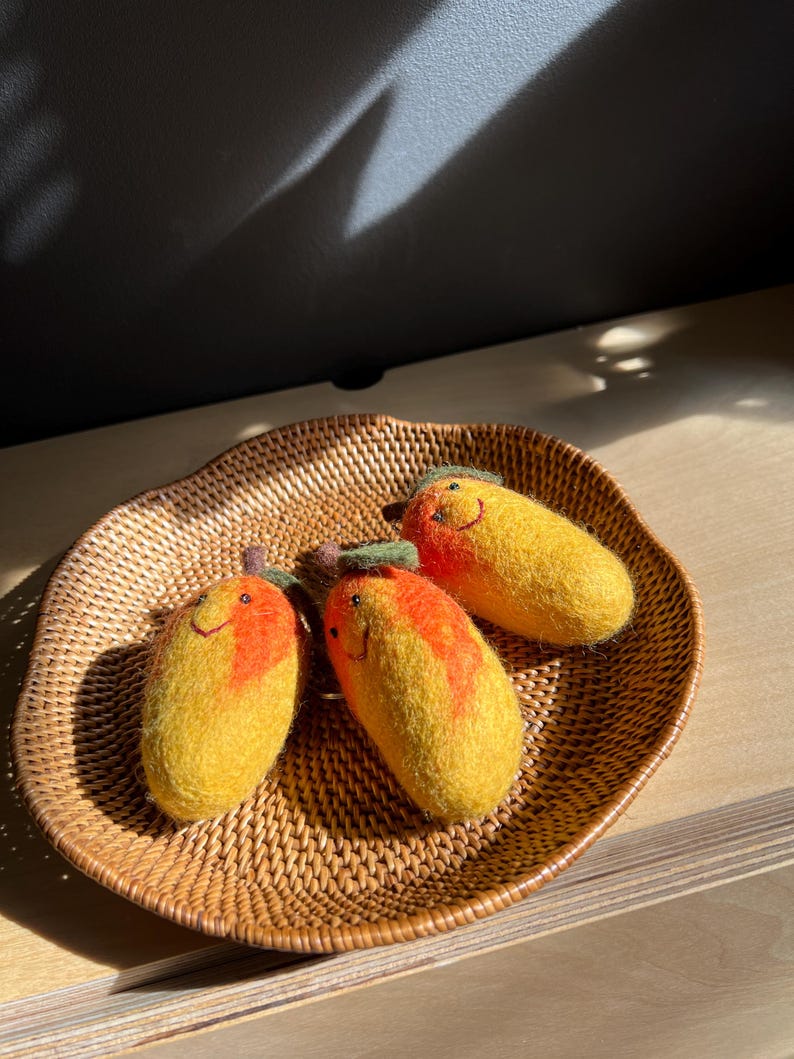 Lächelnder Mango Schlüsselanhänger, Obst Taschenanhänger, 6x3 cm, Handgefilzt