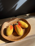 Lächelnder Mango Schlüsselanhänger, Obst Taschenanhänger, 6x3 cm, Handgefilzt