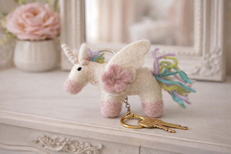 Filz Schlüsselanhänger Einhorn 10x7 cm Handgefilzt Wolle