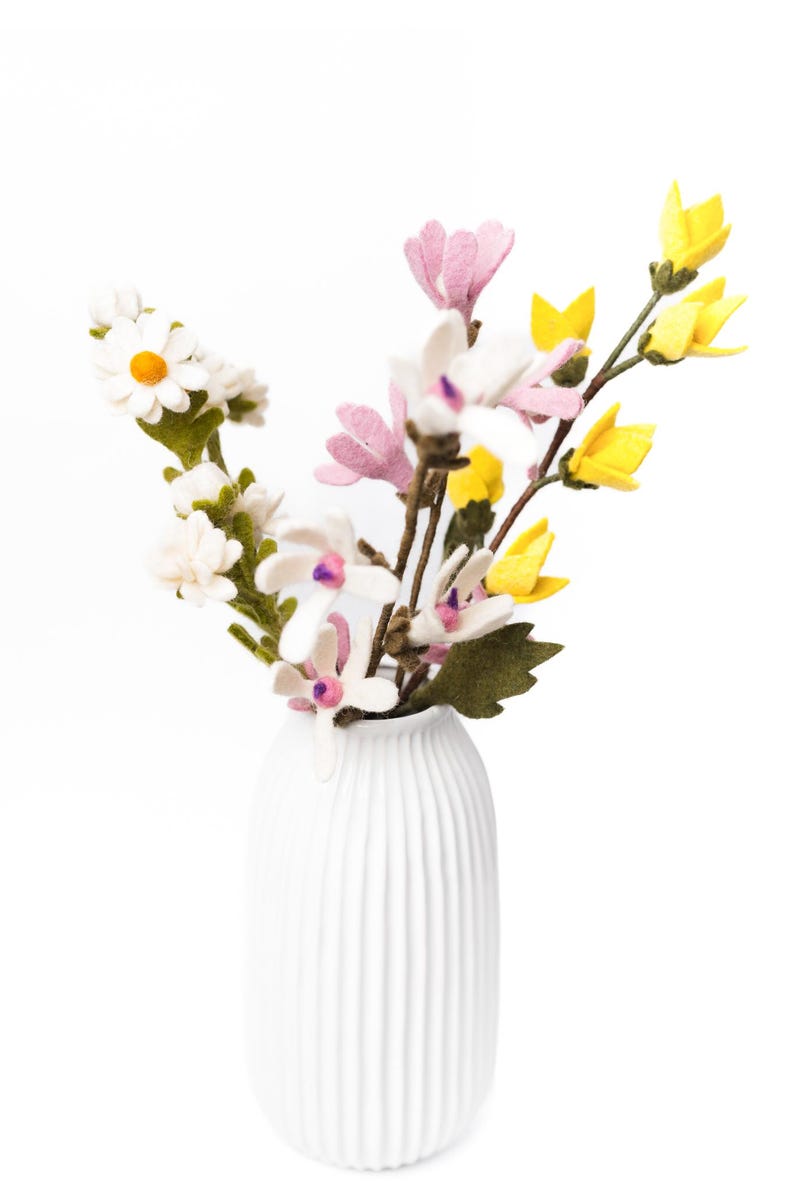 Gefilzter Forsythien-Ast aus Filz - Frühlingsdeko mit Draht