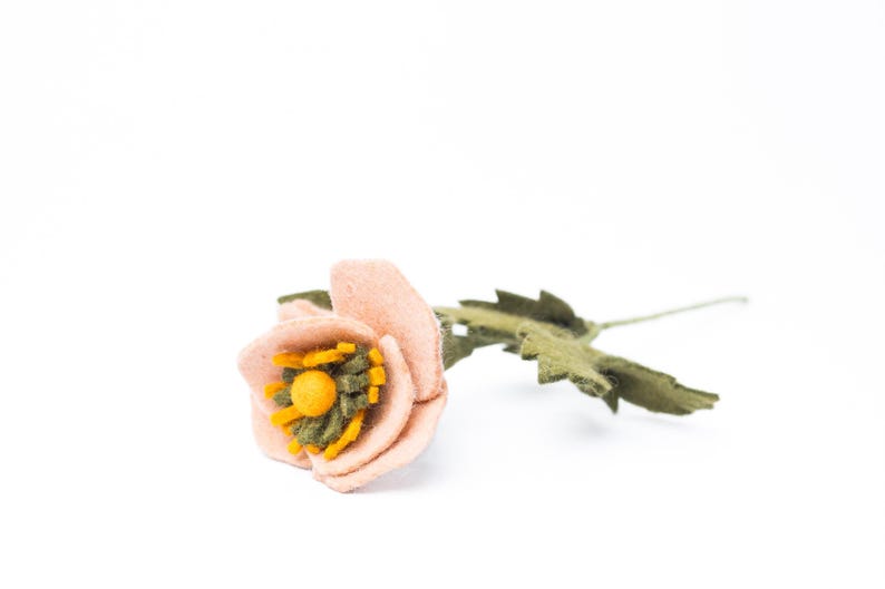 Filz Wildblume rosé – Beige Filzblume mit cremefarbener Blüte, flexibel formbarer Drahtstiel, minimalistische Boho Deko