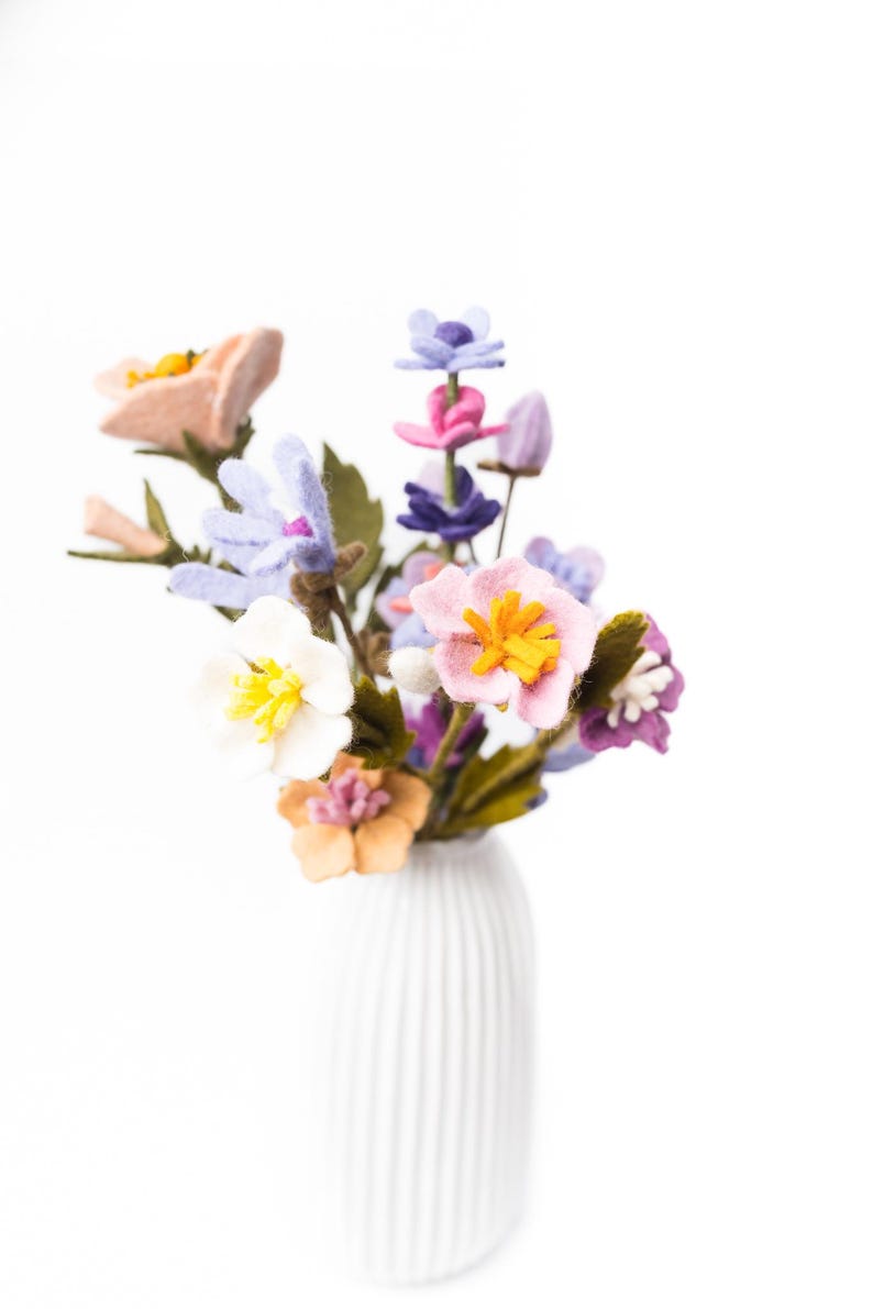 Lila Filz Blütenzweig – Frühlingsblume, Filzdeko, Draht biegsam