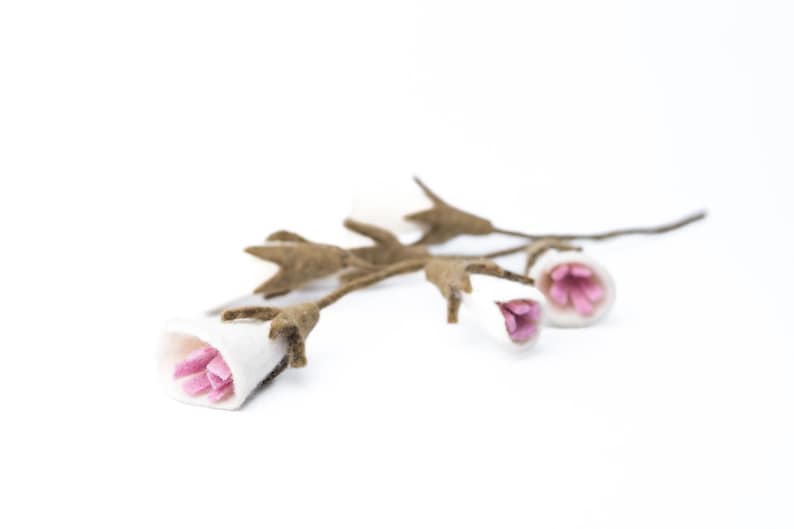 Filz Glockenblumen Zweig – weiße Blüten mit rosa Details, zarte Naturdeko