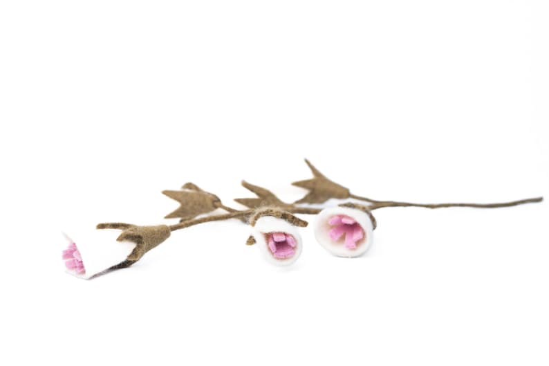 Filz Glockenblumen Zweig – weiße Blüten mit rosa Details, zarte Naturdeko