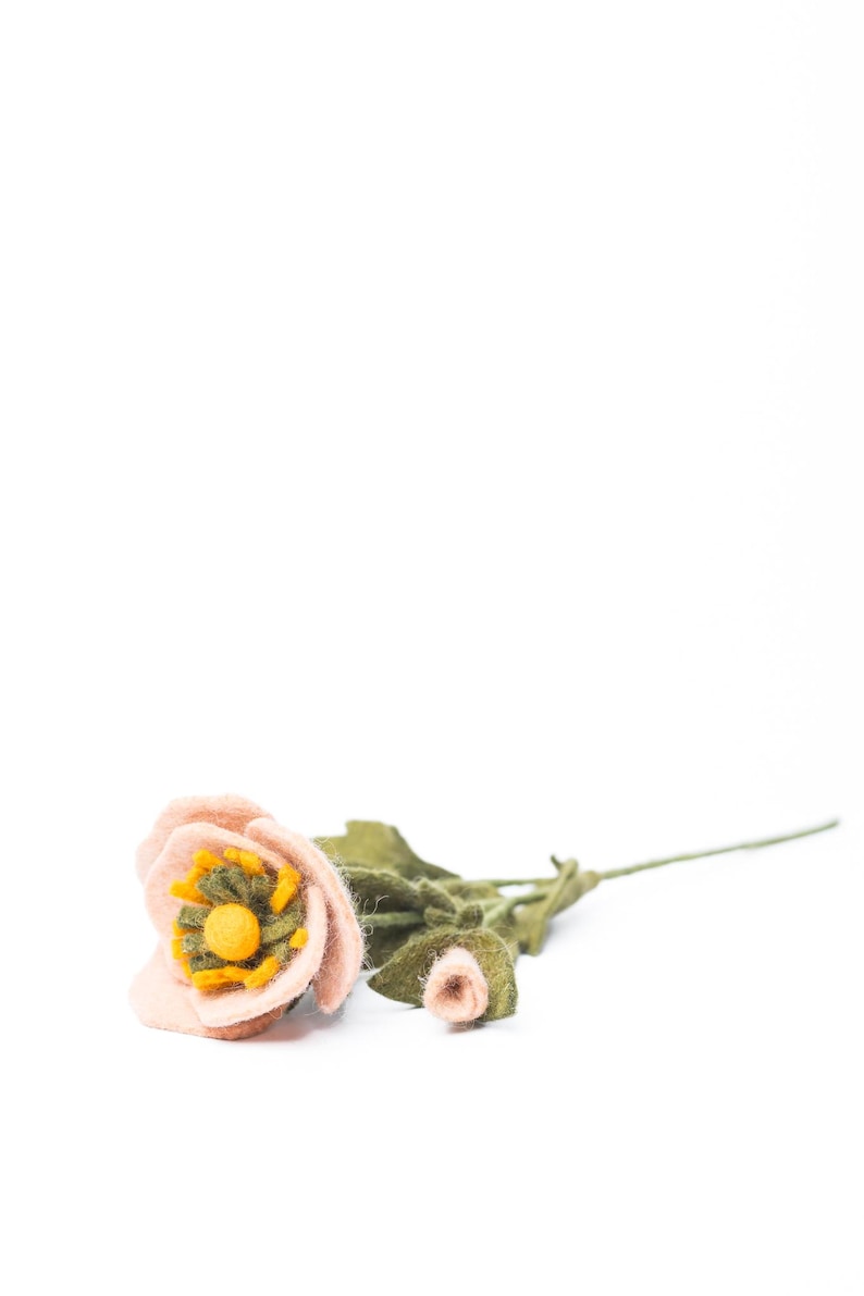 Filz Wildblume rosé – Beige Filzblume mit cremefarbener Blüte, flexibel formbarer Drahtstiel, minimalistische Boho Deko