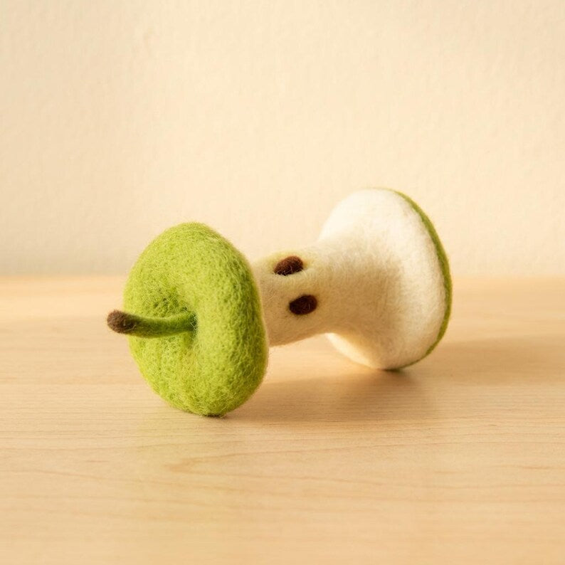 Apfelkernfigur aus Wollfilz – Handgefilzte Fruchtskulptur, grüne Küchendekoration