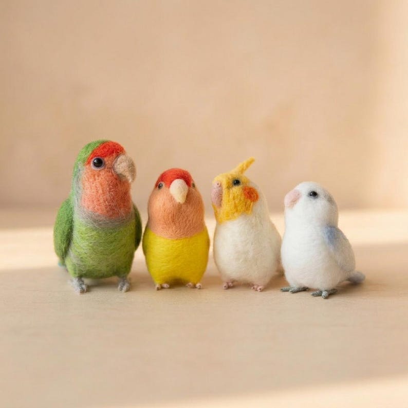 Wollfilz Vogelfigur: Nadelfilz-Miniatur-Papagei, handgefertigte Naturdekoration, kleines Wellensittich-Geschenk