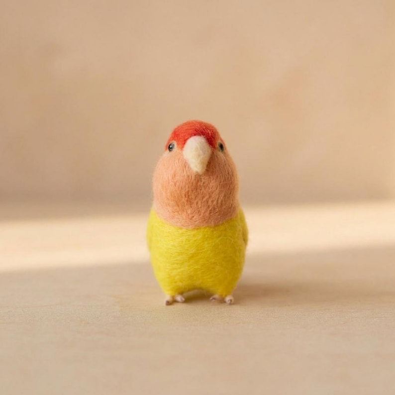 Wollfilz Vogelfigur: Nadelfilz-Miniatur-Papagei, handgefertigte Naturdekoration, kleines Wellensittich-Geschenk