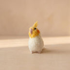 Wollfilz Vogelfigur: Nadelfilz-Miniatur-Papagei, handgefertigte Naturdekoration, kleines Wellensittich-Geschenk