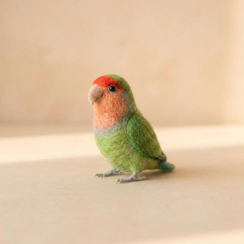 Wollfilz Vogelfigur: Nadelfilz-Miniatur-Papagei, handgefertigte Naturdekoration, kleines Wellensittich-Geschenk