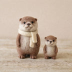 Handgefertigte Otterfigur aus Wollfilz – Tierskulptur in Nadelfilztechnik, Anthrazit und Haferflockenfarben
