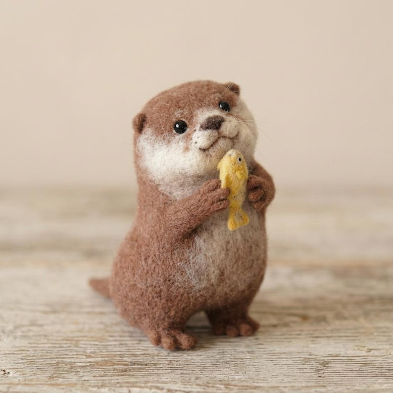 Handgefertigte Otterfigur aus Wollfilz – Tierskulptur in Nadelfilztechnik, Anthrazit und Haferflockenfarben