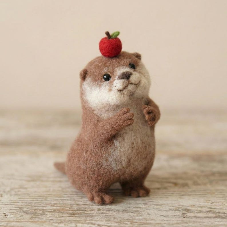 Handgefertigte Otterfigur aus Wollfilz – Tierskulptur in Nadelfilztechnik, Anthrazit und Haferflockenfarben