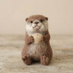 Handgefertigte Otterfigur aus Wollfilz – Tierskulptur in Nadelfilztechnik, Anthrazit und Haferflockenfarben