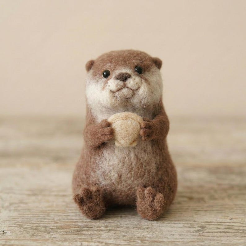 Handgefertigte Otterfigur aus Wollfilz – Tierskulptur in Nadelfilztechnik, Anthrazit und Haferflockenfarben