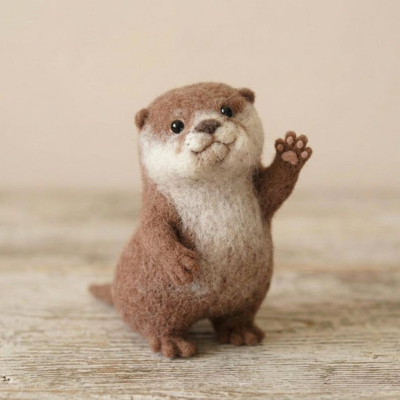 Handgefertigte Otterfigur aus Wollfilz – Tierskulptur in Nadelfilztechnik, Anthrazit und Haferflockenfarben