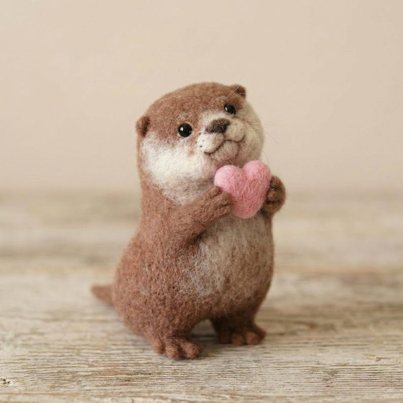 Handgefertigte Otterfigur aus Wollfilz – Tierskulptur in Nadelfilztechnik, Anthrazit und Haferflockenfarben