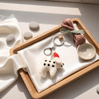 Wollfilz Welpen Schlüsselanhänger mit rotem Hut, 6cm, handgefertigt