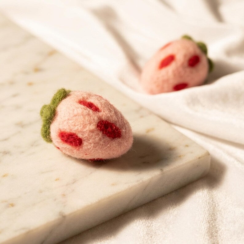 Rosa Erdbeeren aus Wollfilz (2er-Set) – Nadelgefilzte Erdbeer-Deko, 100% Wollfilz