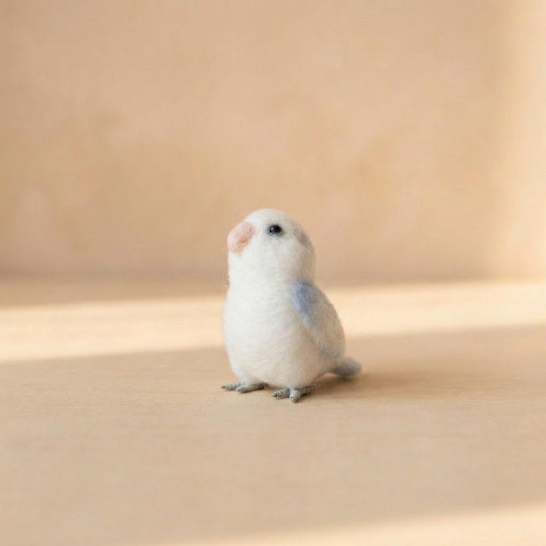 Wollfilz Vogelfigur: Nadelfilz-Miniatur-Papagei, handgefertigte Naturdekoration, kleines Wellensittich-Geschenk