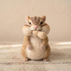 Eichhörnchen aus Wollfilz, Handgefertigte Nadelfilz-Skulptur, 7,5 cm, Naturwolle