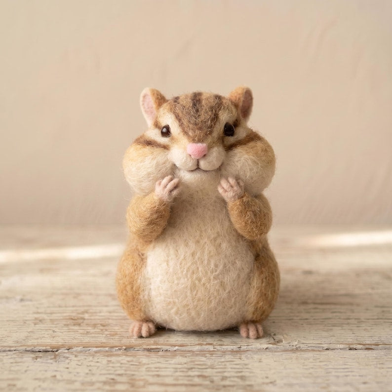 Eichhörnchen aus Wollfilz, Handgefertigte Nadelfilz-Skulptur, 7,5 cm, Naturwolle