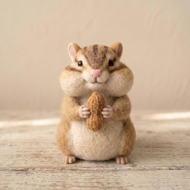 Eichhörnchen aus Wollfilz, Handgefertigte Nadelfilz-Skulptur, 7,5 cm, Naturwolle