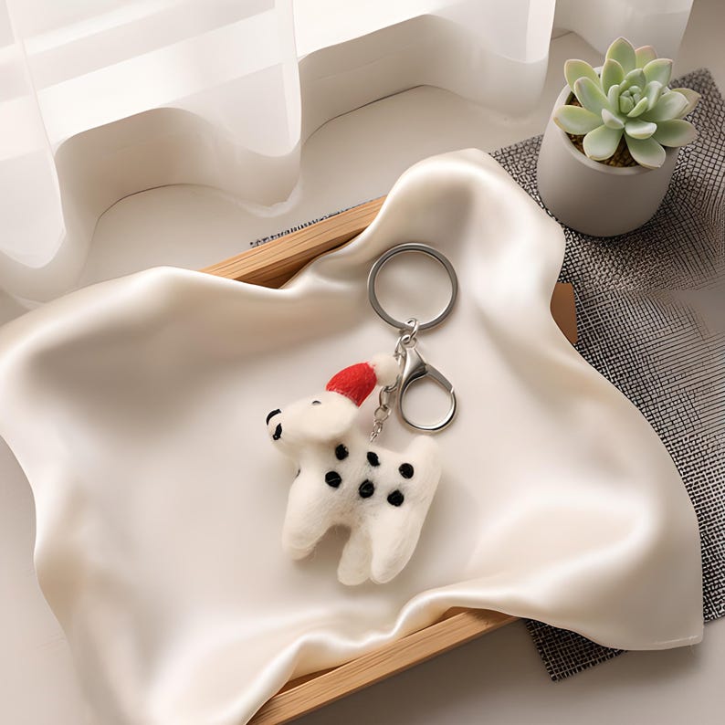 Wollfilz Welpen Schlüsselanhänger mit rotem Hut, 6cm, handgefertigt