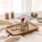 Wollfilz Welpen Schlüsselanhänger mit rotem Hut, 6cm, handgefertigt
