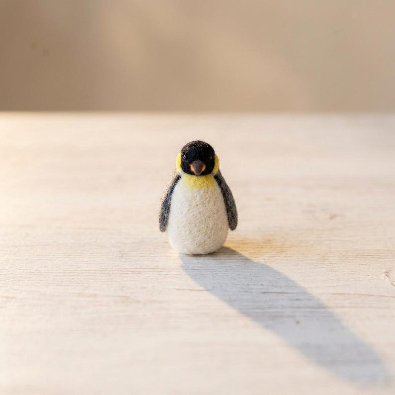 Handgefertiger nadelgefilzter Eisbär und Miniaturpinguin aus 100% Naturwolle