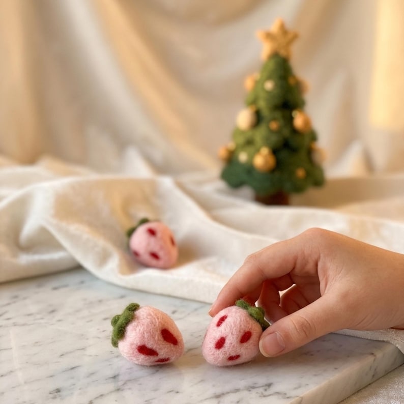 Rosa Erdbeeren aus Wollfilz (2er-Set) – Nadelgefilzte Erdbeer-Deko, 100% Wollfilz